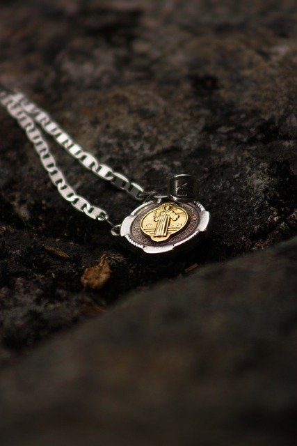 Médaille de baptême de la vierge : symboles sacrés et options personnalisées